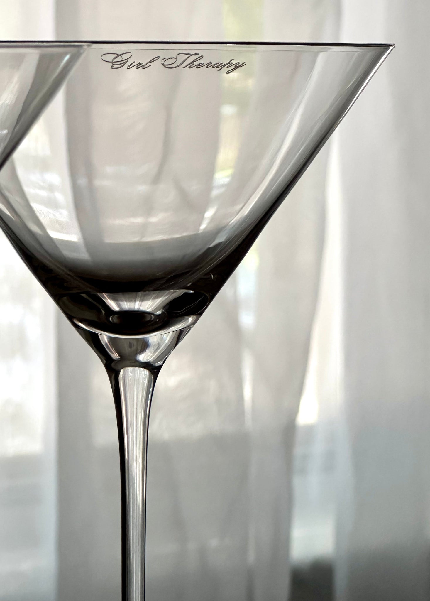 The Battle of Stemmed vs Stemless Glassware